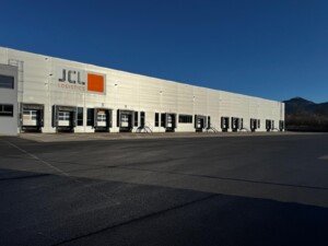 Gewerbeimmobilie in 4882 Oberwang zu vermieten: Lager-, Büro- und Freiflächen, ideal für Logistik & Lagerung, direkt an der Gewerbestraße nahe A1.