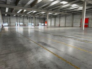 Gewerbeimmobilie in 4882 Oberwang zu vermieten: Lager-, Büro- und Freiflächen, ideal für Logistik & Lagerung, direkt an der Gewerbestraße nahe A1.