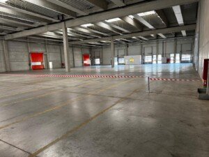 Gewerbeimmobilie in 4882 Oberwang zu vermieten: Lager-, Büro- und Freiflächen, ideal für Logistik & Lagerung, direkt an der Gewerbestraße nahe A1.