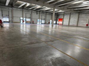 Gewerbeimmobilie in 4882 Oberwang zu vermieten: Lager-, Büro- und Freiflächen, ideal für Logistik & Lagerung, direkt an der Gewerbestraße nahe A1.